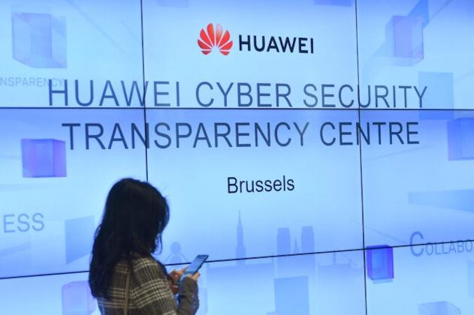 Kobieta podczas wydarzenia zorganizowanego w Huawei Cyber Security Center w Brukseli, 21.05.2019 r. (Emmanuel Dunand/AFP/Getty Images)