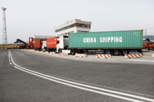 Ciężarówka z kontenerem w nowym porcie w Trieście, Włochy, 2.04.2019 r. Port zostanie rozwinięty przez kontrahentów z Chin po tym, jak Włochy staną się pierwszym krajem z G7, który podpisze projekt pod nazwą OBOR (Marco Di Lauro / Getty Images)