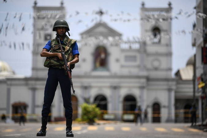 Żołnierz stoi na straży przed kościołem św. Antoniego w Kolombo po serii zamachów bombowych w Niedzielę Wielkanocną, wymierzonych w kościoły i luksusowe hotele, Sri Lanka, 25.04.2019 r.<br/>(JEWEL SAMAD/AFP/Getty Images)