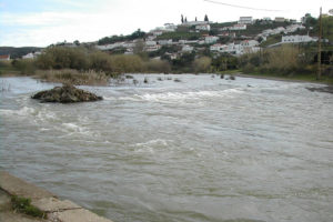 Rzeka Odeleite w Porugalii, blisko granicy z Hiszpanią. Tylko z lotu ptaka można dostrzec, czemu zawdzięcza nazwę: rzeka Niebieskiego Smoka (CorreiaPM – praca własna, zdjęcie modyfikowane / <a href="https://commons.wikimedia.org/w/index.php?curid=3909657">domena publiczna</a>)