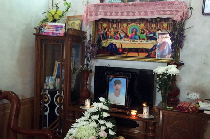 Portret 20-letniego Nguyen Dinh Luong, którego uważa się za jedną z 39 ofiar znalezionych w ciężarówce w południowo-wschodniej Anglii, na ołtarzu modlitewnym w jego domu w dzielnicy Can Loc, w prowincji Hà Tĩnh, Wietnam, 26.10.2019 r. (STR/PAP/EPA)