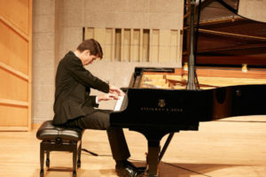 Vladimir Petrov z Meksyku podczas Międzynarodowego Konkursu Pianistycznego NTD w Nowym Jorku (The Epoch Times)
