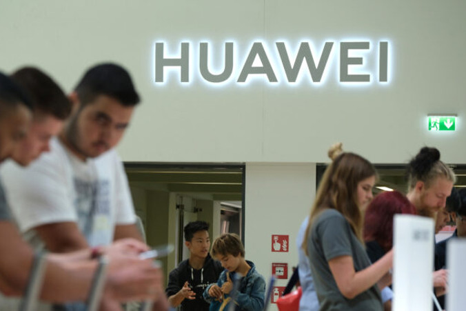 Odwiedzający sprawdzają nowe smartfony Huawei na targach elektroniki użytkowej IFA 2019 w Berlinie, 6.09.2019 r. (Sean Gallup / Getty Images)