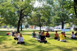 Praktykujący Falun Dafa medytują w Queen’s Park w Toronto, wrzesień 2017 r. Autorka wyemigrowała do Kanady w 2008 r. (Minghui.org)
