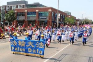 Praktykujący Falun Dafa z Orkiestry Marszowej Tian Guo biorą udział w paradzie z okazji Dnia Kanady w Toronto, 1.07.2018 r. Autorka dołączyła do orkiestry Tian Guo wkrótce po przyjeździe do Kanady (Minghui.org)
