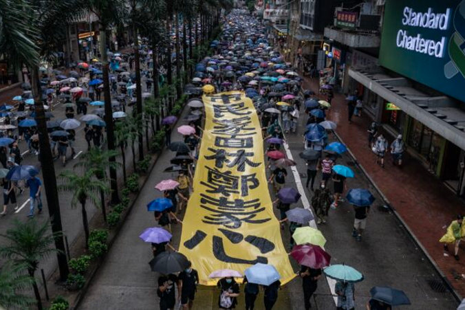 Protestujący w obronie demokracji podczas marszu na ulicach Hongkongu, 6.10.2019 r.<br/>(Anthony Kwan / Getty Images)