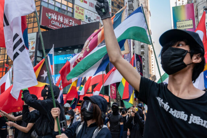 Prodemokratyczni protestujący z flagami biorą udział w demonstracji w Hongkongu, 2.11.2019 r.<br/>(Anthony Kwan / Getty Images)