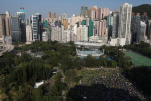 Protestujący biorą udział w wiecu prodemokratycznym w Victoria Park, Hongkong, 2.11.2019 r. (JEROME FAVRE/PAP/EPA)