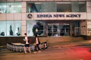 Budynek chińskiej państwowej agencji prasowej Xinhua po tym jak wtargnęli do niego protestujący, Hongkong, 2.11.2019 r. (JEROME FAVRE/PAP/EPA)