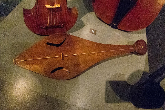Na Ostrowie Lednickim archeolodzy odkryli fragment niewielkiego instrumentu strunowego, najprawdopodobniej rebeka. Zdjęcie ilustracyjne przedstawia jednostrunowy rebek w Muzeum Instrumentów Muzycznych na Uniwersytecie w Lipsku (Thomas Quine – Flickr: <a href="https://www.flickr.com/photos/91994044@N00/9212263879 ">One-string violin</a>, CC BY 2.0 / <a href="https://commons.wikimedia.org/w/index.php?curid=27130423">Wikimedia</a>)