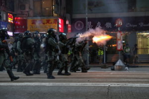Policja wystrzeliwuje gaz łzawiący, aby rozproszyć protestujących podczas wiecu na rzecz demokracji, Hongkong, 2.11.2019 r. (JEROME FAVRE/PAP/EPA)