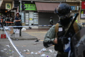 Policja pilnuje miejsca, w którym protestujący został postrzelony przez funkcjonariusza policji, Sai Wan Ho, Hongkong, 11.11.2019 r. (JEROME FAVRE/PAP/ EPA)