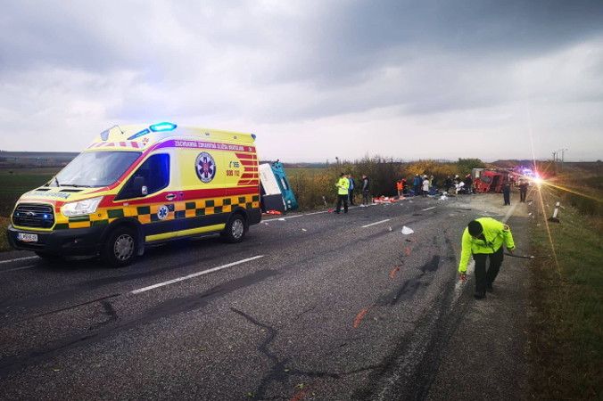 Na zdjęciu udostępnionym przez słowackie Prezydium Korpusu Pożarniczo-Ratowniczego widać ratowników na miejscu zderzenia autobusu z ciężarówką w pobliżu Nitry, Słowacja, 13.11.2019 r.<br/>(Presidium of Fire and Rescue Corps HANDOUT/PAP/EPA)