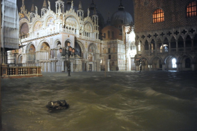 Rekordowo wysoka fala przypływu osiągnęła we wtorek 1,87 m, Wenecja, 12.11.2019 r.<br/>(ANDREA MEROLA/PAP/EPA)