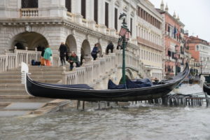 Gondola, tradycyjna wenecka łódź wiosłowa z płaskim dnem, spoczywająca na barierkach, Wenecja, 13.11.2019 r. (ANDREA MEROLA/PAP/EPA)