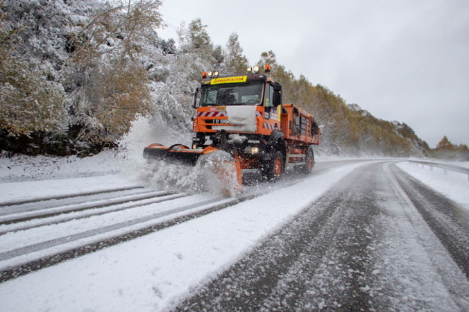 Pług śnieżny usuwa śnieg pokrywający drogę N-IV w Ourense, Galicja, północno-zachodnia Hiszpania, 14.11.2019 r. (Eliseo Trigo/PAP/EPA)