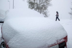 Mężczyzna podąża zaśnieżoną ścieżką w Lugo, Galicja, północno-zachodnia Hiszpania, 14.11.2019 r. (Eliseo Trigo/PAP/EPA)