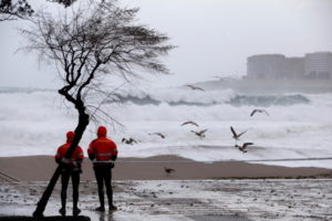 Ludzie nad brzegiem morza podczas silnej burzy, miasto La Coruña w północno-zachodniej Hiszpanii, 14.11.2019 r. (Cabalar/PAP/EPA)