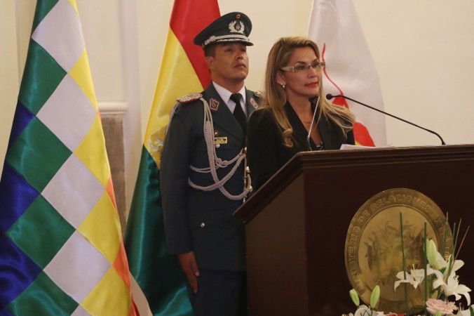 Tymczasowa prezydent Boliwii Jeanine Áñez przemawia podczas ceremonii zaprzysiężenia nowego rządu w La Paz w Boliwii, 13.11.2019 r. (RODRIGO SURA/PAP/EPA)