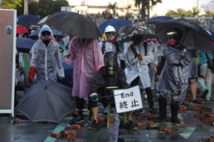 Wysoki Sąd w Hongkongu uznał zakaz noszenia masek za niekonstytucyjny