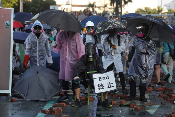 Protestanci na rzecz demokracji podczas starć z policją na zewnątrz Uniwersytetu Politechnicznego, ang Hong Kong Polytechnic University, PolyU, Hongkong, 17.11.2019 r. (FAZRY ISMAIL/PAP/EPA)