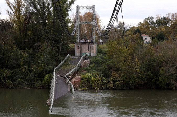 Most na rzece Tarn w miejscowości Mirepoix-sur-Tarn, w pobliżu Tuluzy, w południowej Francji, który zawalił się w poniedziałek rano, 18.11.2019 r. (FREDERIC SCHEIBER/PAP/EPA)