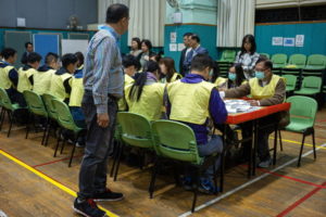 Pracownicy Registration and Electoral Office liczą głosy podczas wyborów do rad dzielnicowych, Hongkong, 24.11.2019 r. (JEROME FAVRE/PAP/EPA)