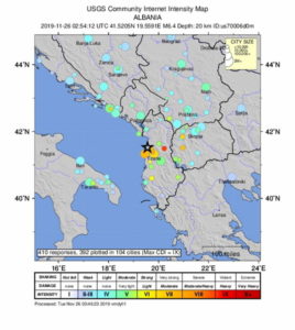Mapa udostępniona przez United States Geological Survey pokazuje lokalizację trzęsienia ziemi o sile 6,4 stopnia, które miało miejsce o 3.54 czasu lokalnego na głębokości 20 km, ok. 30 km od stolicy Tirany, Albania, 26.11.2019 r. (USGS /HANDOUT/PAP/EPA)