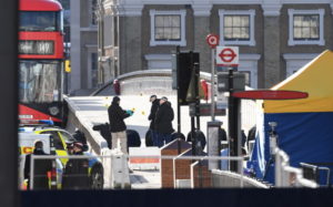 Policja na miejscu ataku terrorystycznego na London Bridge, 1.12.2019 r.<br/>(FACUNDO ARRIZABALAGA/PAP/EPA)
