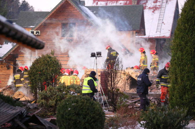 Akcja ratunkowa w miejscu wybuchu gazu, do którego doszło 4.12.2019 r. ok. godz. 19.00 w domu jednorodzinnym w Szczyrku, 5.12.2019 r. (Andrzej Grygiel / PAP)