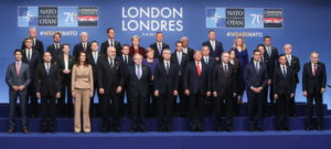 Prezydent Andrzej Duda (pośrodku, z tyłu) wśród przywódców państw członkowskich NATO podczas 2-dniowego Spotkania Szefów Państw i Rządów NATO, Watford, Wielka Brytania, 4.12.2019 r. (Wojciech Olkuśnik / PAP)