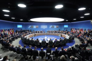 NATO potwierdza zobowiązanie do kolektywnej obrony i wzrost wydatków wojskowych