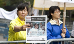 Praktykujący Falun Gong stoją na Dag Hammarskjöld Plaza w Nowym Jorku podczas posiedzeń Zgromadzenia Ogólnego ONZ, 24.09.2013 r. (Samira Bouaou / The Epoch Times)