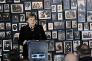 Kanclerz Niemiec Angela Merkel przemawia podczas uroczystości 10-lecia Fundacji Auschwitz-Birkenau, 6.12.2019 r. (Andrzej Grygiel / PAP)