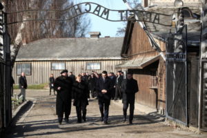 Obchody 10-lecia Fundacji Auschwitz-Birkenau z udziałem byłych więźniów, premiera RP, kanclerz Niemiec