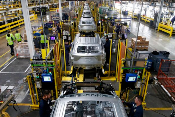 Pracownicy montują samochody w nowo wyremontowanym zakładzie Forda w Chicago, 24.06.2019 r.<br/>(JIM YOUNG/AFP/Getty Images)