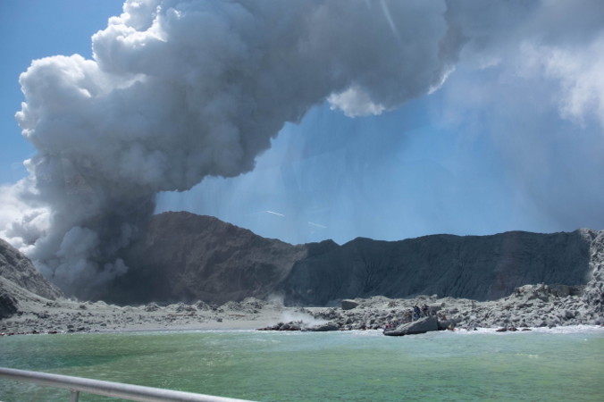 Na zdjęciu dostarczonym przez Michaela Schade’a wybuch wulkanu na Białej Wyspie, Whakaari, w Zatoce Obfitości, Nowa Zelandia, 9.12.2019 r. (MICHAEL SCHADE/PAP/EPA)