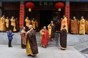 Na zdjęciu wykonanym 28.01.2017 r. chińscy mnisi biorą udział w ceremonii w świątyni Shaolin w Dengfeng, prowincja Henan. W bezprecedensowym posunięciu reżim chiński zażądał, aby świątynia wywiesiła flagę państwową w dowód lojalności wobec Komunistycznej Partii Chin<br/>(STR/AFP/Getty Images)