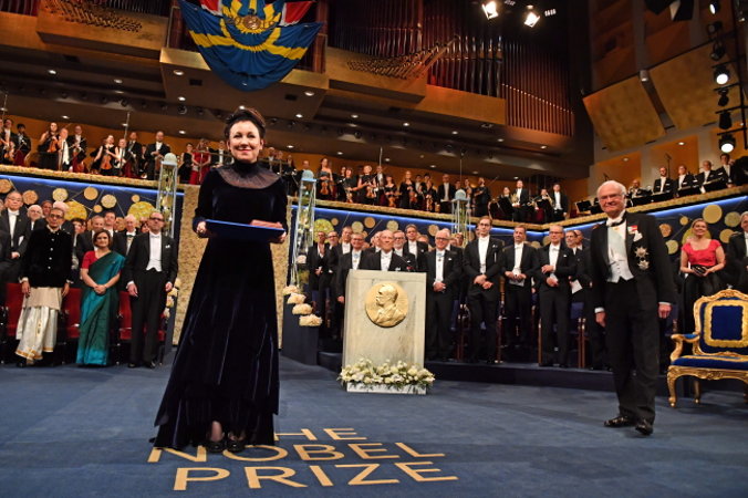 Olga Tokarczuk odbiera Nagrodę Nobla w dziedzinie literatury za rok 2018 z rąk króla Szwecji Karola XVI Gustawa podczas ceremonii w filharmonii sztokholmskiej, Sztokholm, 10.12.2019 r. (Jonas Ekstromer/POOL/PAP/EPA)