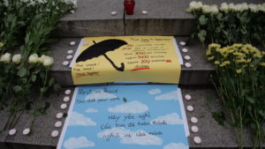 Kwiaty i świeczki ułożone ku pamięci ofiar pod kolumną Zygmunta w Warszawie podczas wiecu poparcia dla protestujących Hongkończyków, 8.12.2019 r. (dzięki uprzejmości Magdaleny Kluz)