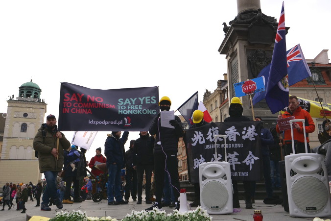 Wiec poparcia dla protestujących Hongkończyków, zorganizowany z okazji Dnia Praw Człowieka przypadającego 10 grudnia, pl. Zamkowy w Warszawie, pod kolumną Zygmunta, 8.12.2019 r. (dzięki uprzejmości Magdaleny Kluz)