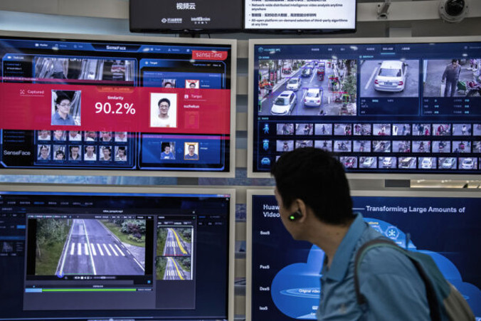 Pokaz rozpoznawania twarzy z użyciem sztucznej inteligencji można zobaczyć na monitorach w kampusie Bantian firmy Huawei, Shenzhen, 26.04.2019 r. (Kevin Frayer / Getty Images)