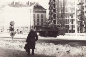 Fotografia ze zbioru dokumentującego głównie demonstracje uliczne i działania milicji w Polsce w stanie wojennym, 1981-1983 r. Zdjęcie z zimy 1981 r., dokładniejsza data i miejsce nieoznaczone (autor nieznany – zestaw fotografii z adnotacjami został nielegalnie rozpowszechniony w 1982 r.; skanowanie przez użytkownika:<br/>Jarekt / <a href="https://commons.wikimedia.org/w/index.php?curid=37158240">domena publiczna</a>)