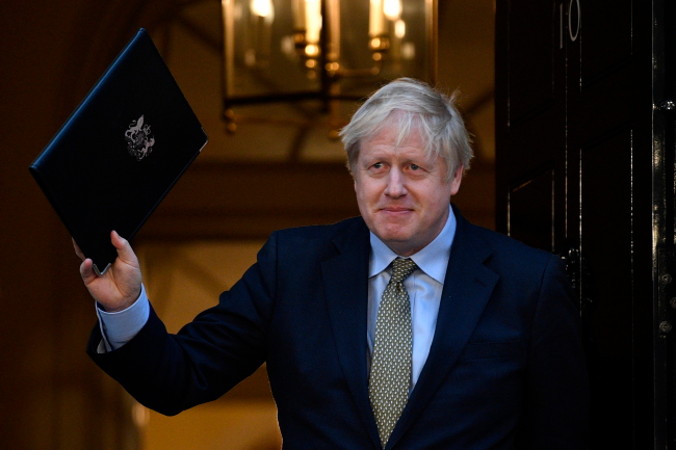 Premier Wielkiej Brytanii Boris Johnson wygłasza przemówienie na Downing Street 10 w Londynie, 13.12.2019 r. (NEIL HALL/PAP/EPA)