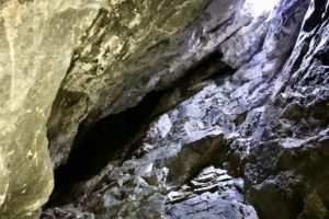 Drugie wejście do Dziury znajduje się kilka metrów wyżej od pierwszego i oświetla początkowy odcinek jaskini, Tatry, 2019 r. (archiwum autorki)