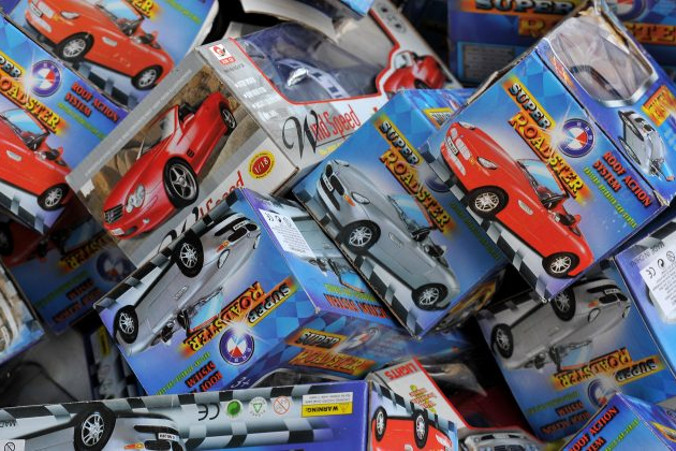 Podrobione zabawki wyprodukowane w Chinach i skonfiskowane przez służby celne, wystawione we francuskim Ministerstwie Finansów, Paryż, 22.04.2010 r. (Pascal Le Segretain / Getty Images)