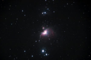 Dobrze widocznym gwiazdozbiorem zimowego nieba jest Orion. Na zdjęciu Wielka Mgławica M42 w Orionie (<a href="https://pixabay.com/pl/users/nix1111-9746989/?utm_source=link-attribution&amp;utm_medium=referral&amp;utm_campaign=image&amp;utm_content=3613914">Kyoung-Sik Choi</a> / <a href="https://pixabay.com/pl/?utm_source=link-attribution&amp;utm_medium=referral&amp;utm_campaign=image&amp;utm_content=3613914">Pixabay</a>)