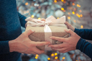 Badanie: Dawanie prezentów obniża ciśnienie krwi i tętno
