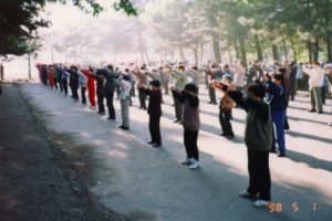 Wykonywanie ćwiczenia Falun Gong „Trzymanie Koła” w północno-wschodnich Chinach, 1998 r. (@Minghui)
