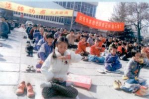 Praktykowanie Falun Gong na placu Pałacu Młodzieży w Shijiazhuang w 1999 r. (@Minghui)